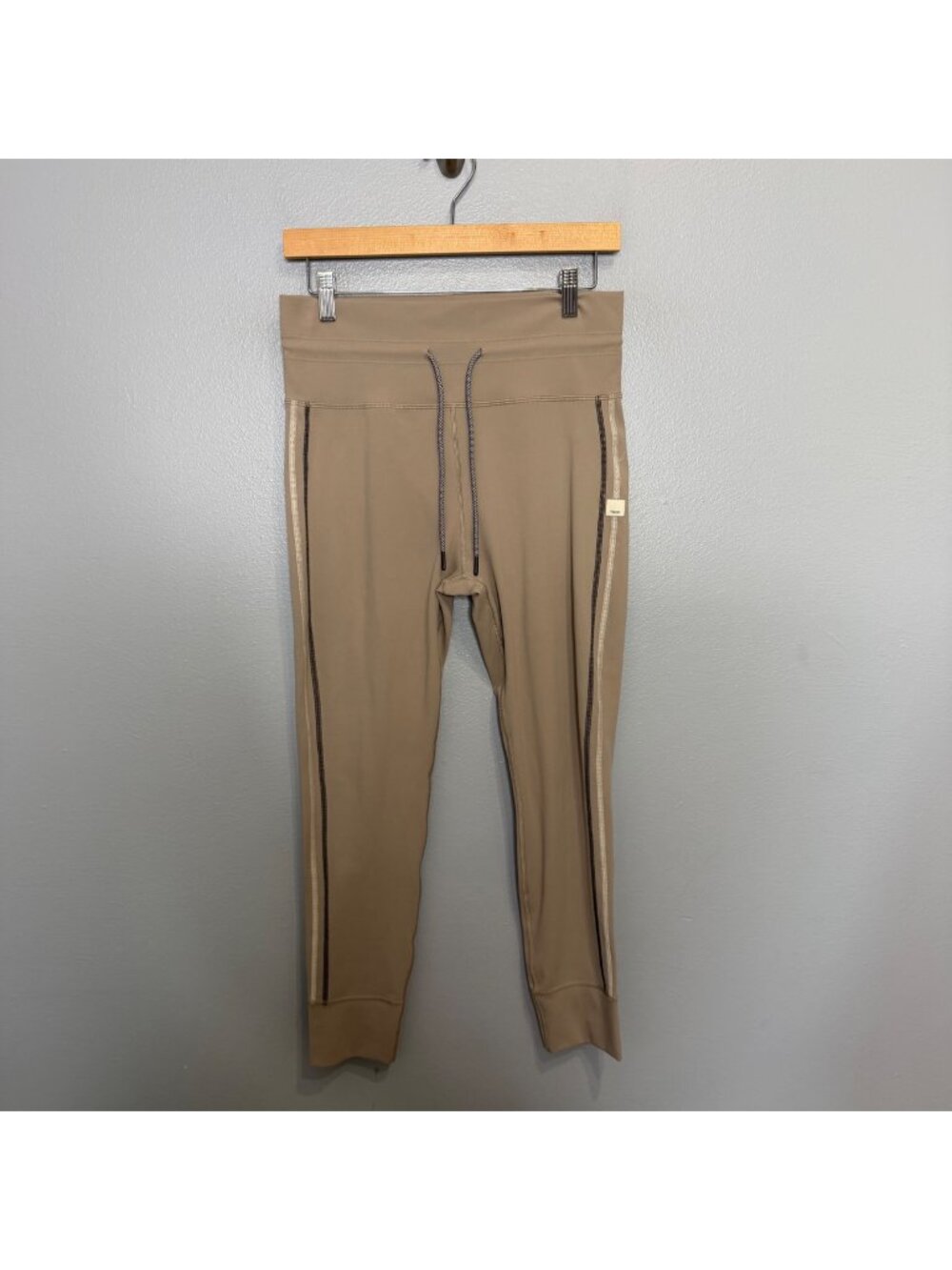 VUORI daily sport legging in graphite with side stripe size XL